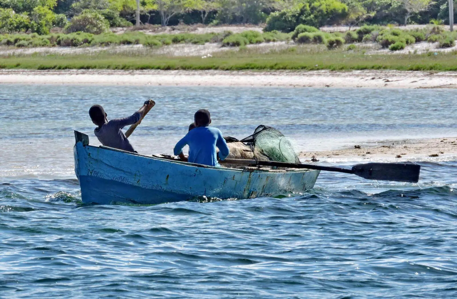 Hommes sur un bateau sur une rivière