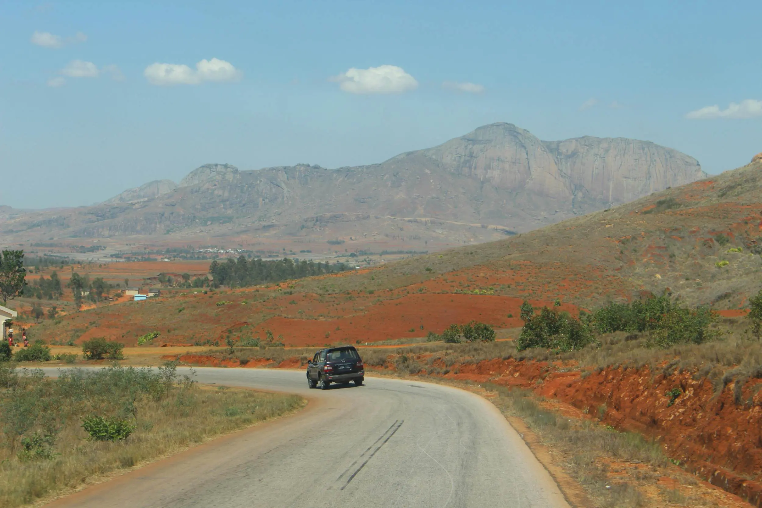Voiture sur une route dans un paysage de montagne