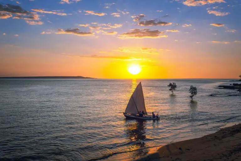Pirogue à voile sur la mer turquoise