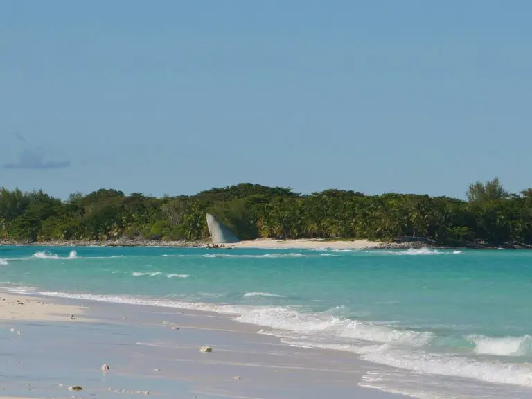 Pirogue à voile sur la mer turquoise