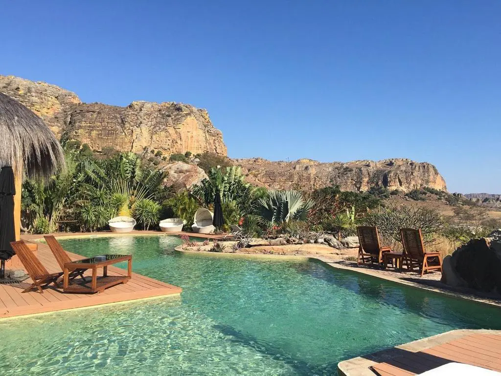 Hotel avec piscine entouré de montagnes