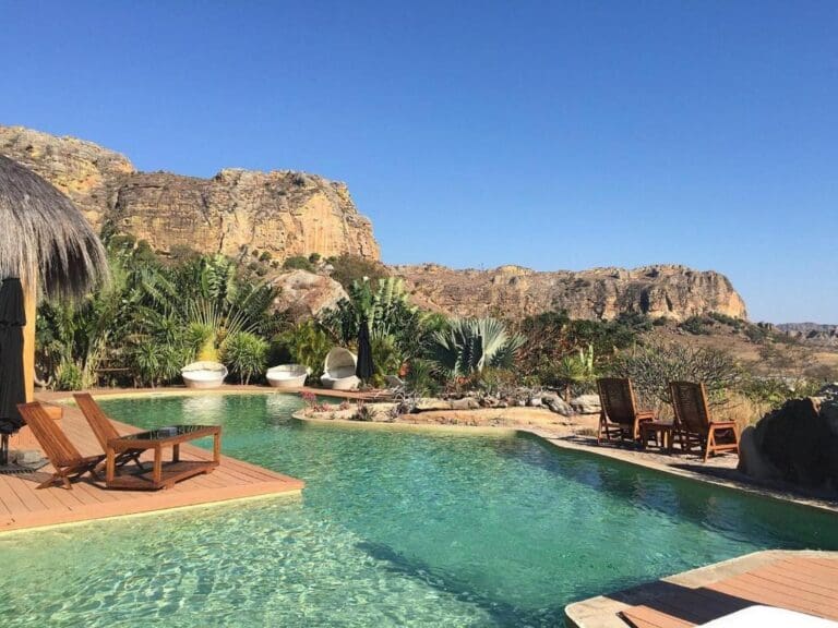 Hotel avec piscine entouré de montagnes